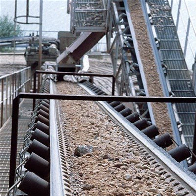 Bande transporteuse en caoutchouc à crampons